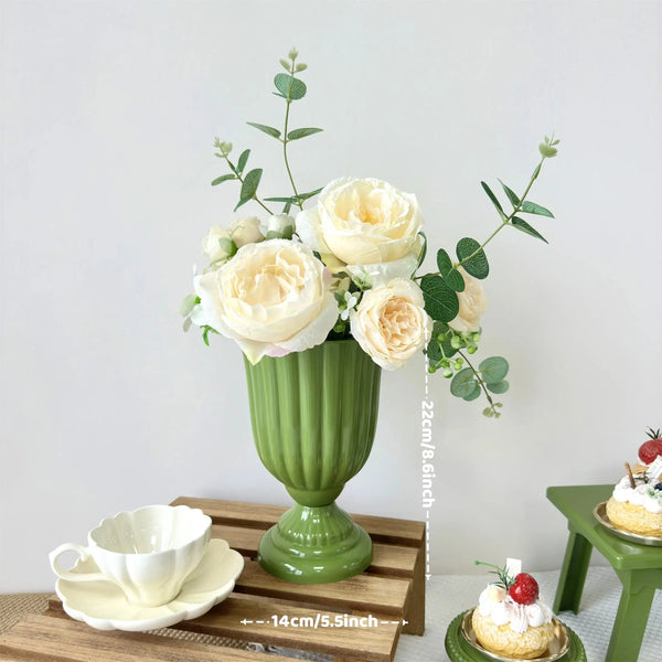 Elegant retro-style flower pot for table decorations, ideal for weddings and parties.